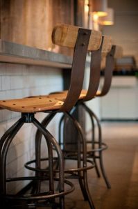 dřevěné barové židle